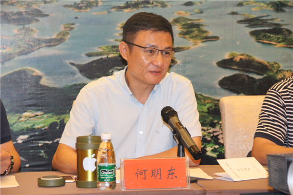 何明东会长在座谈会上简要介绍了商会的总体情况,说明了前来考察的