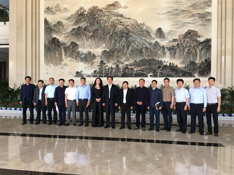 黄楚平与来汉考察的新疆湖北企业联合会（商会）企业家在省政府办公楼合影留念.jpg
