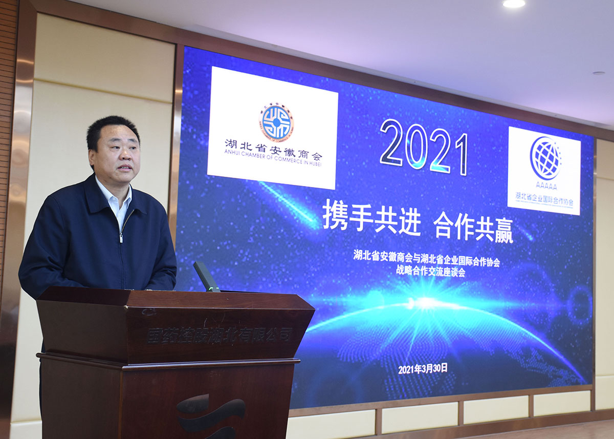 许鹏主持.jpg 许鹏主持.jpg