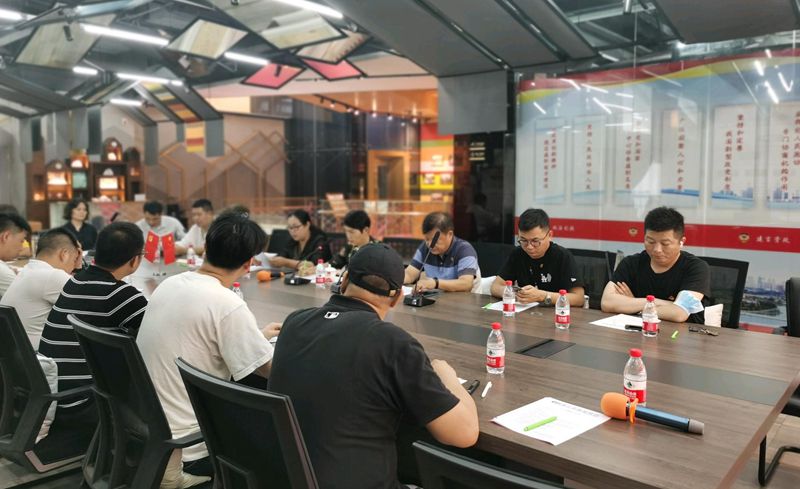 服装_副本.jpg 服装_副本.jpg